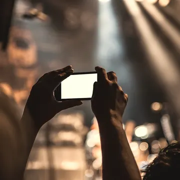 Téléphone qui filme une scène : des vues qui comptent