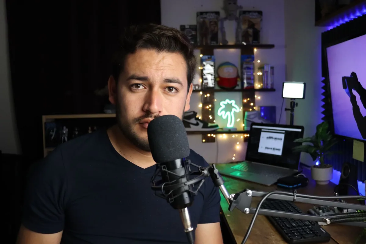 Une main qui fait défiler un flux vidéo sur un téléphone