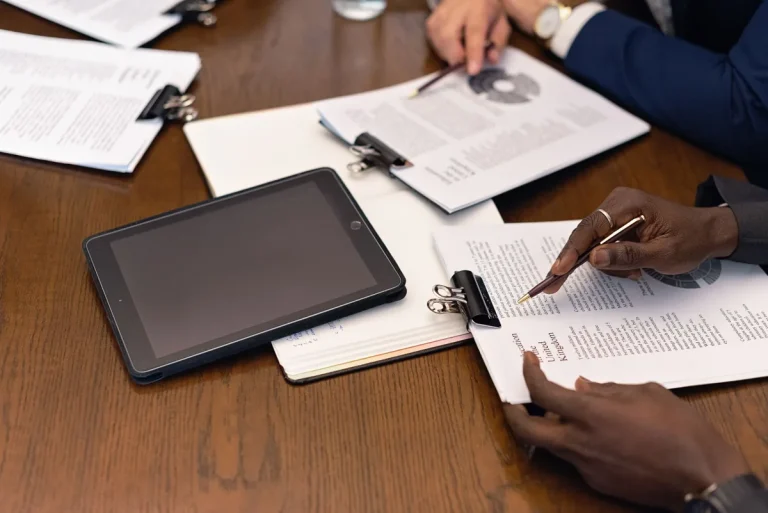 Brief influenceur : ce qu&rsquo;il doit contenir avant le contrat