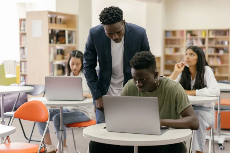 École de community manager : quelles voies, avec ou sans diplôme