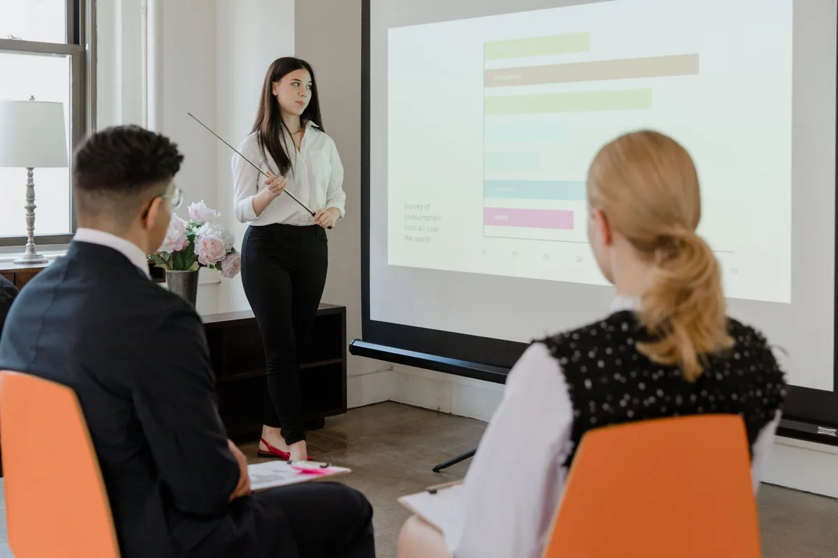 Une personne qui suit une formation en ligne sur un ordinateur portable