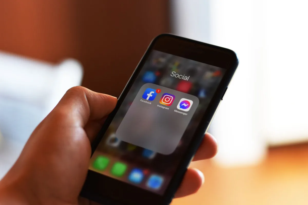 Un carnet ouvert à côté d'un smartphone posé sur un bureau