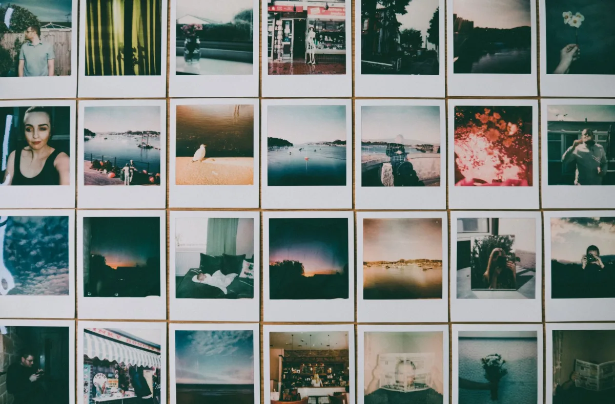 Des photos imprimées disposées en grille sur une table