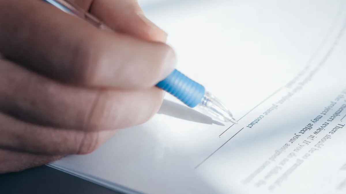 Un contrat et un stylo, en gros plan