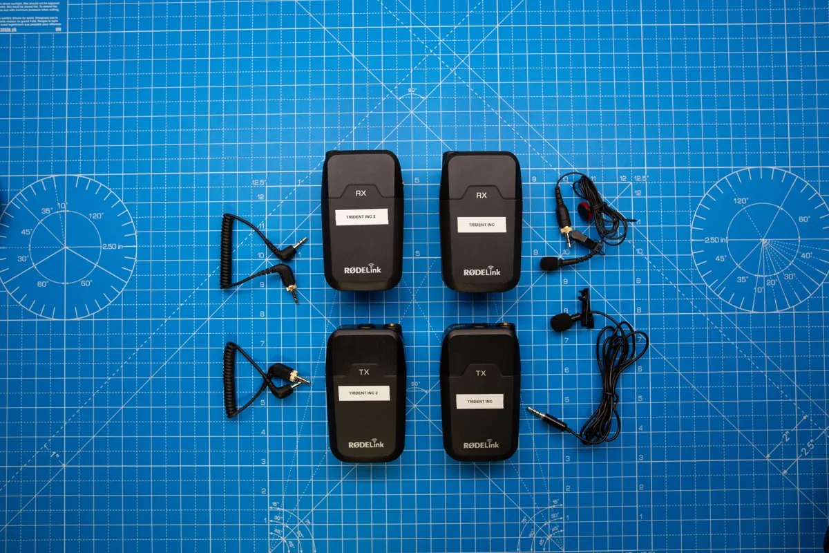 Récepteur de micro sans fil fixé sur la griffe d'un smartphone
