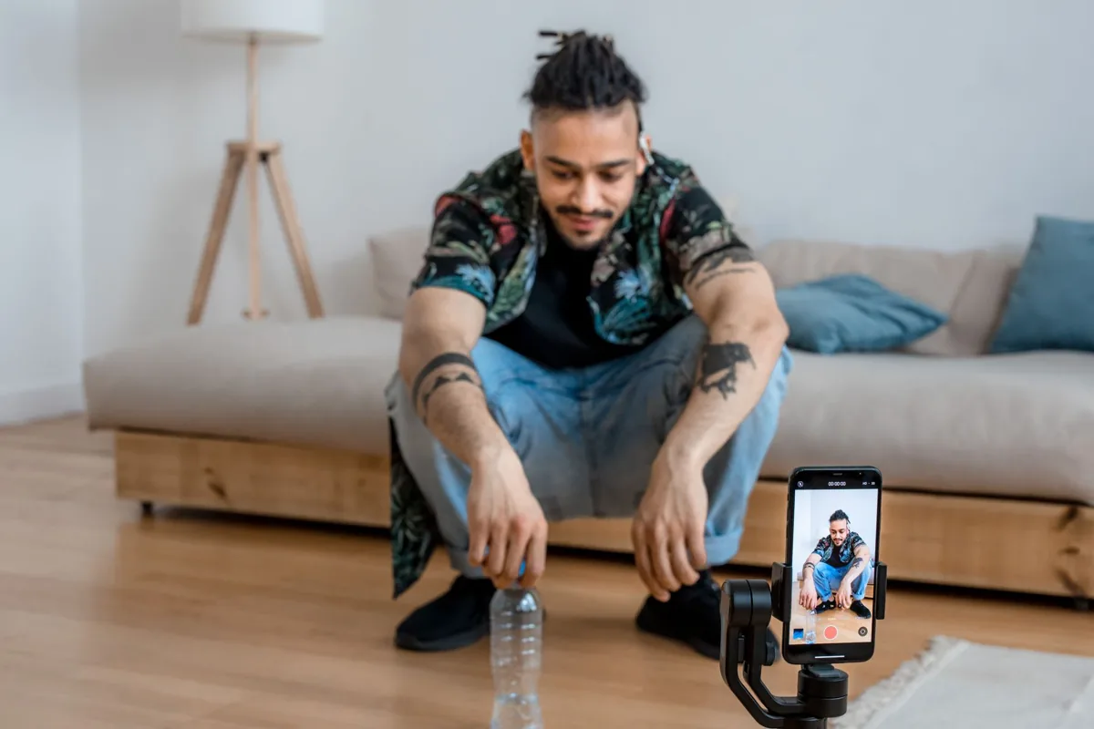 Une main réglant les sous-titres d'une vidéo verticale sur un ordinateur portable