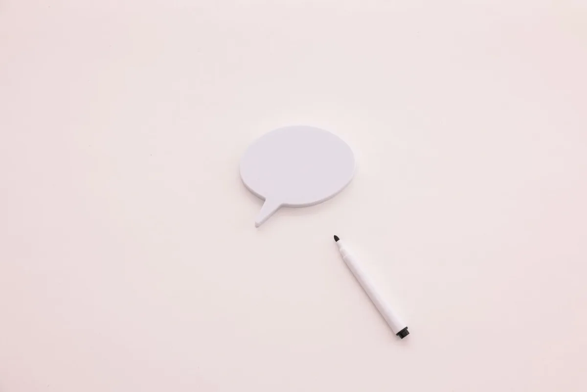 Un tableau blanc vierge et ses marqueurs