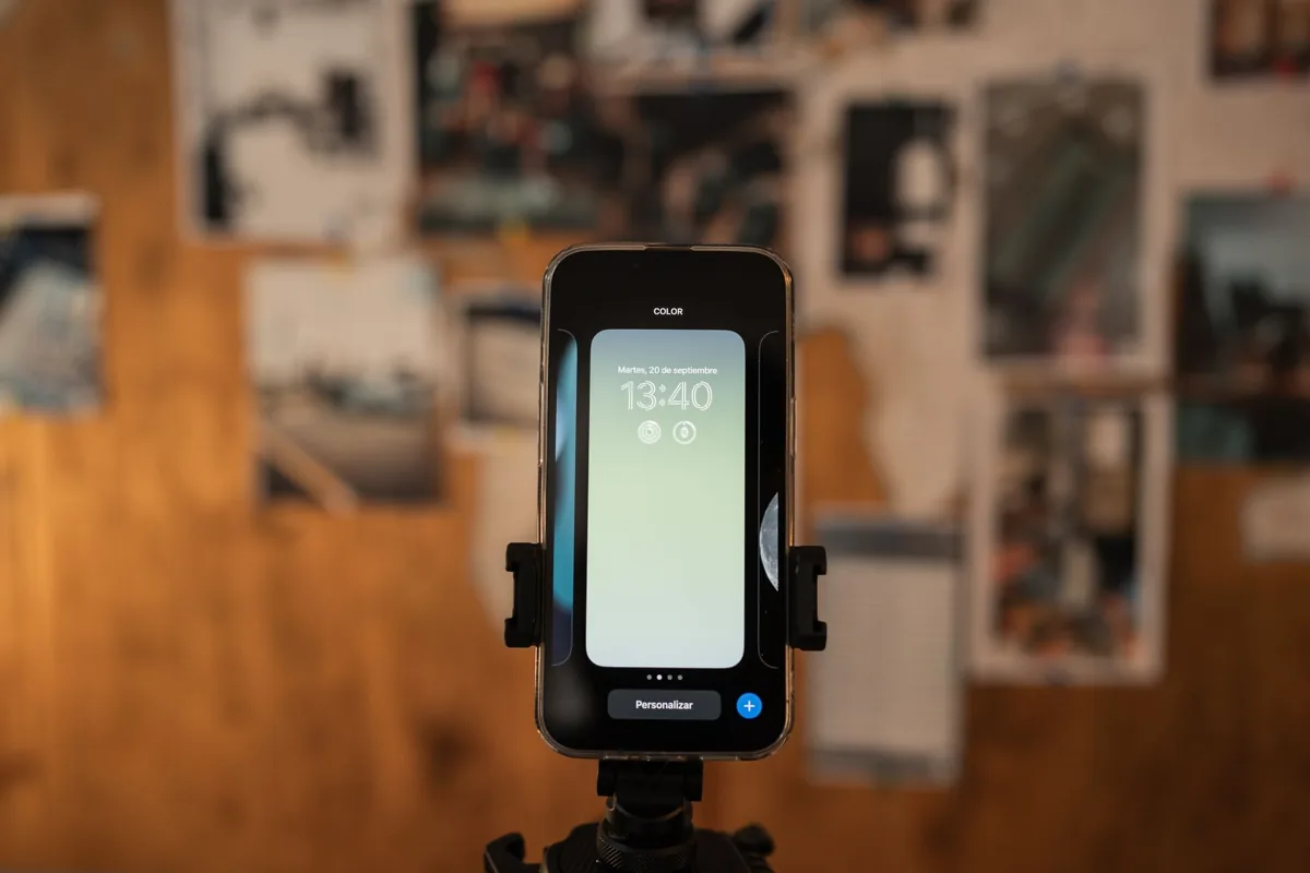 Smartphone fixé sur un trépied de table par une pince réglable