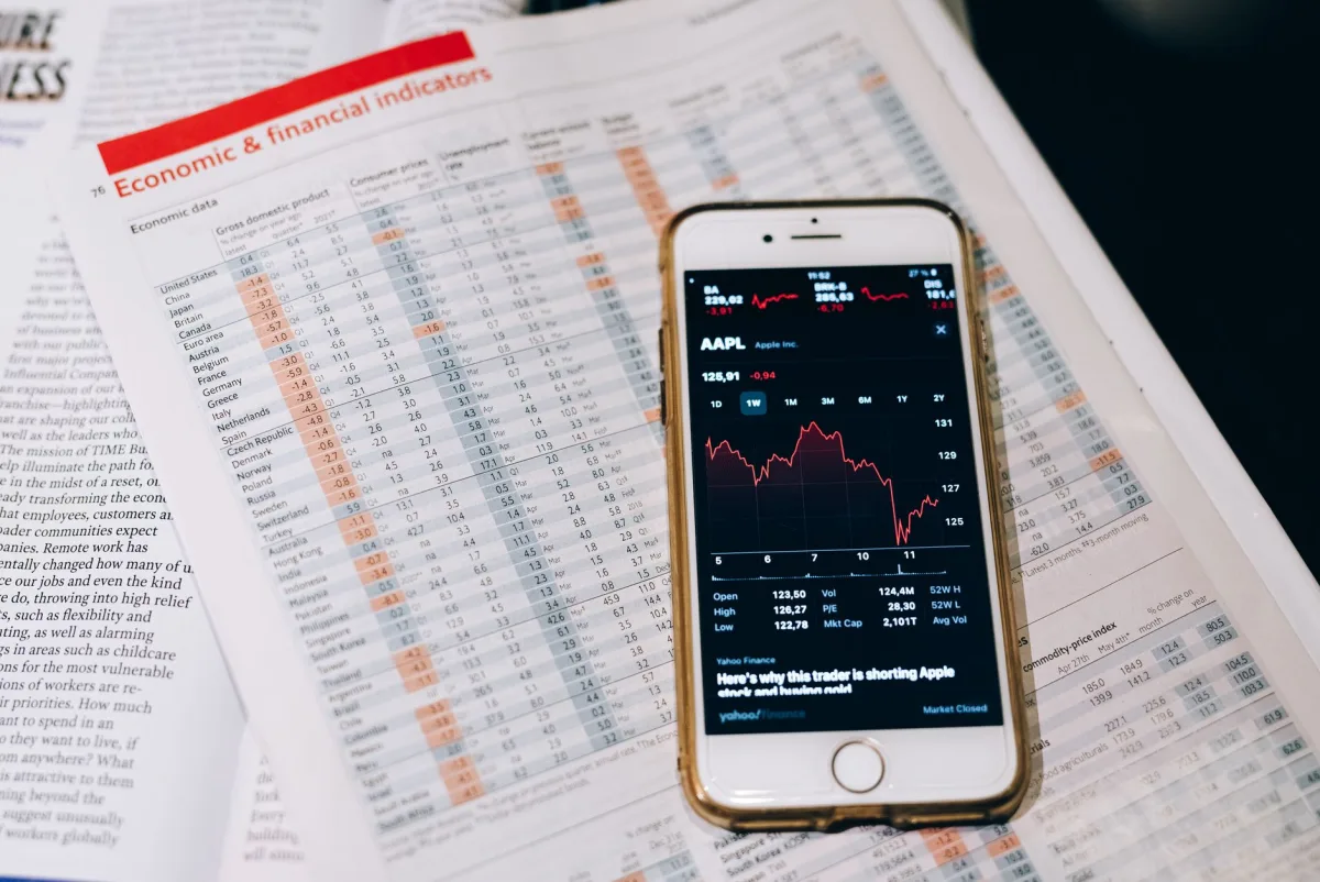 Un tableau de bord de statistiques affiché sur un téléphone
