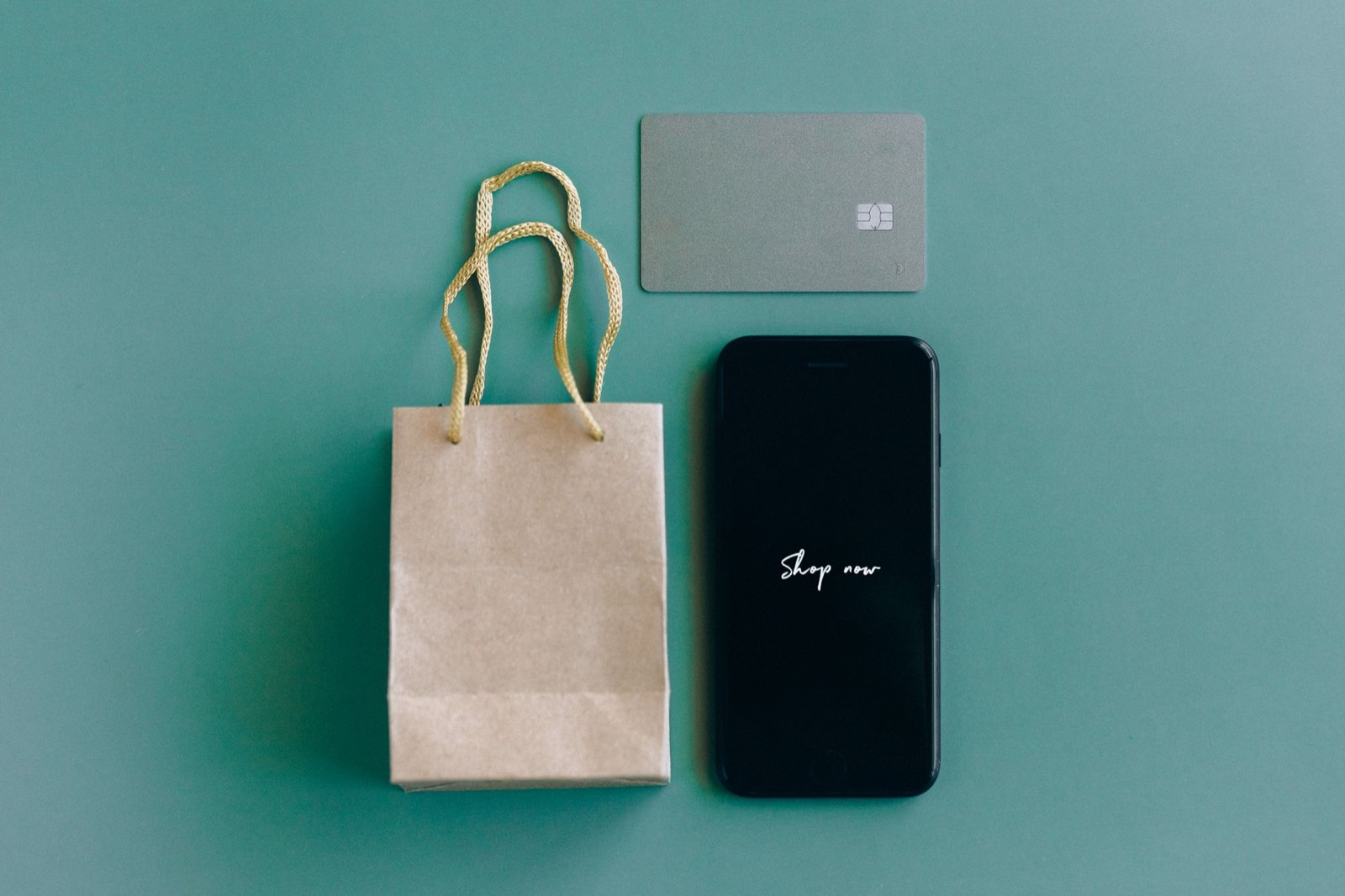 Smartphone affichant l'application Amazon avec un produit en cours d'achat