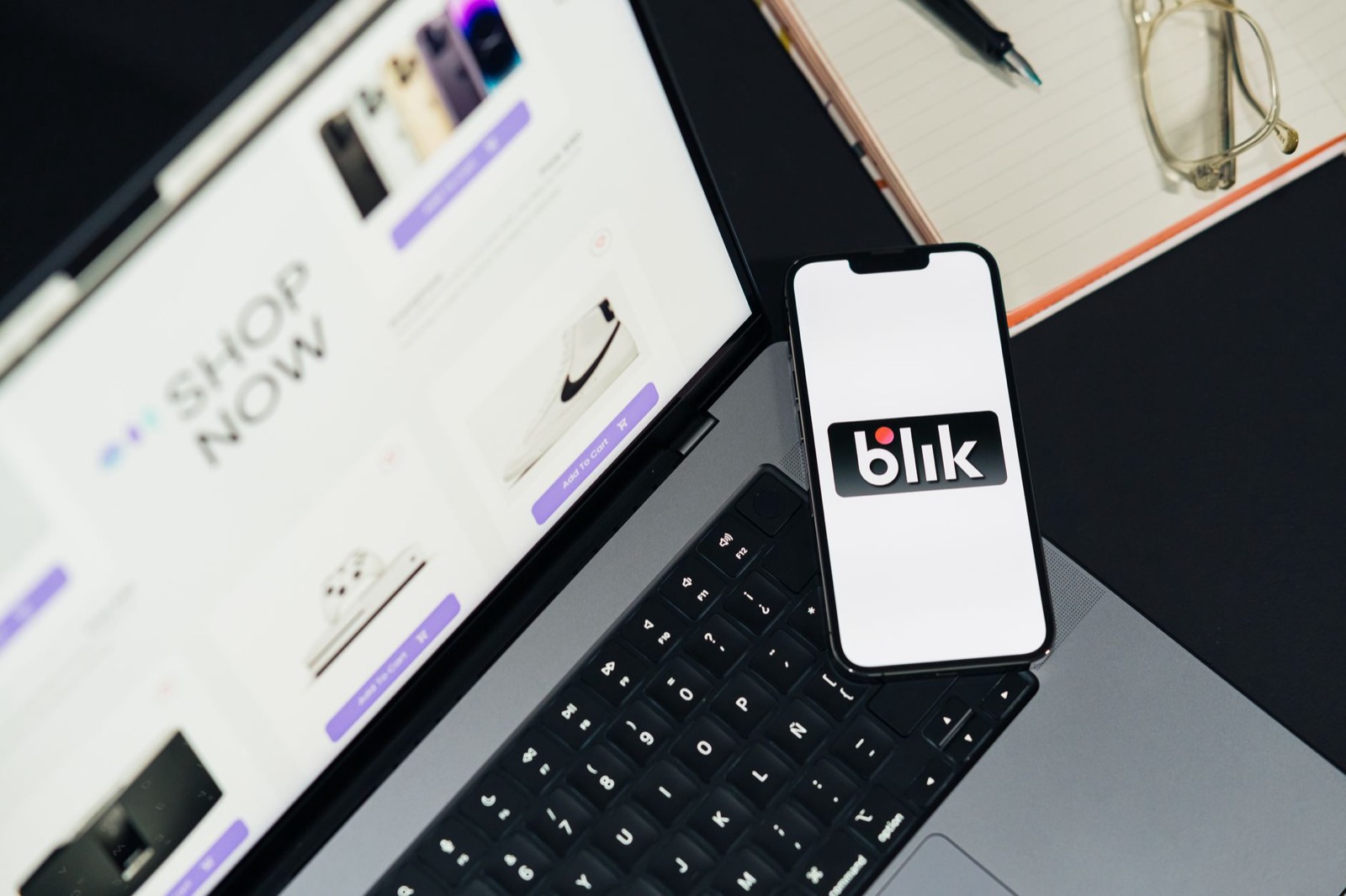 Smartphone affichant une boutique en ligne ouverte depuis un lien de créateur