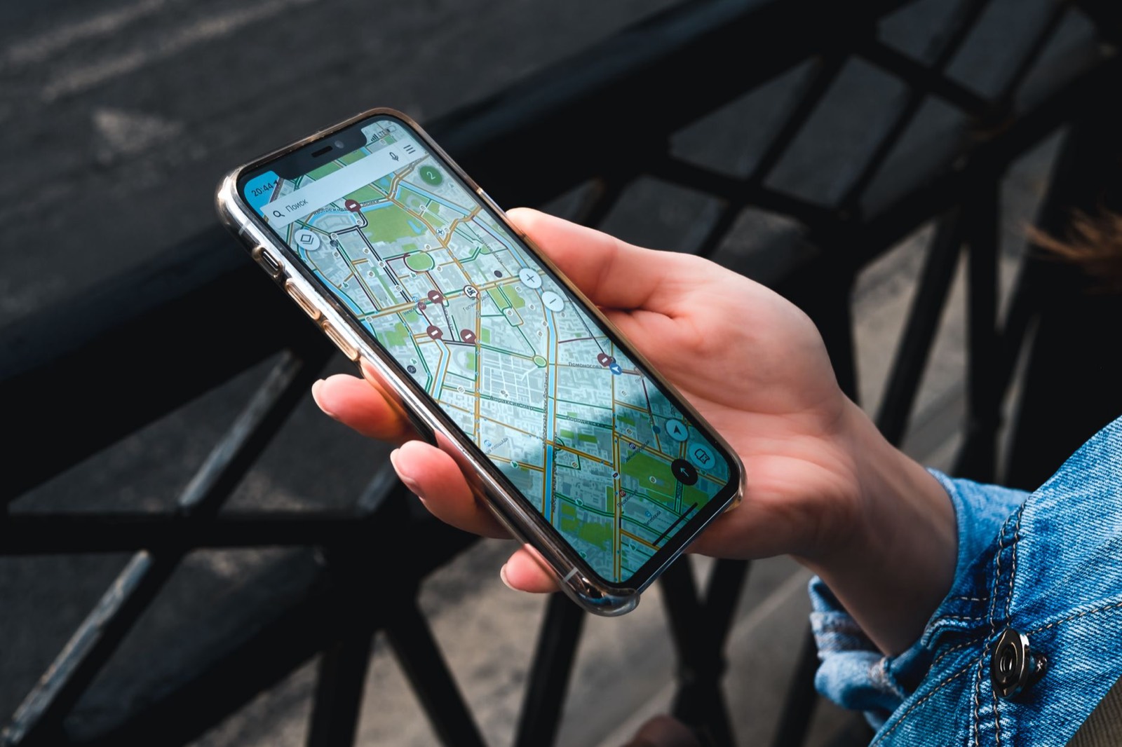 Un smartphone affichant une carte avec la fiche d'un établissement local
