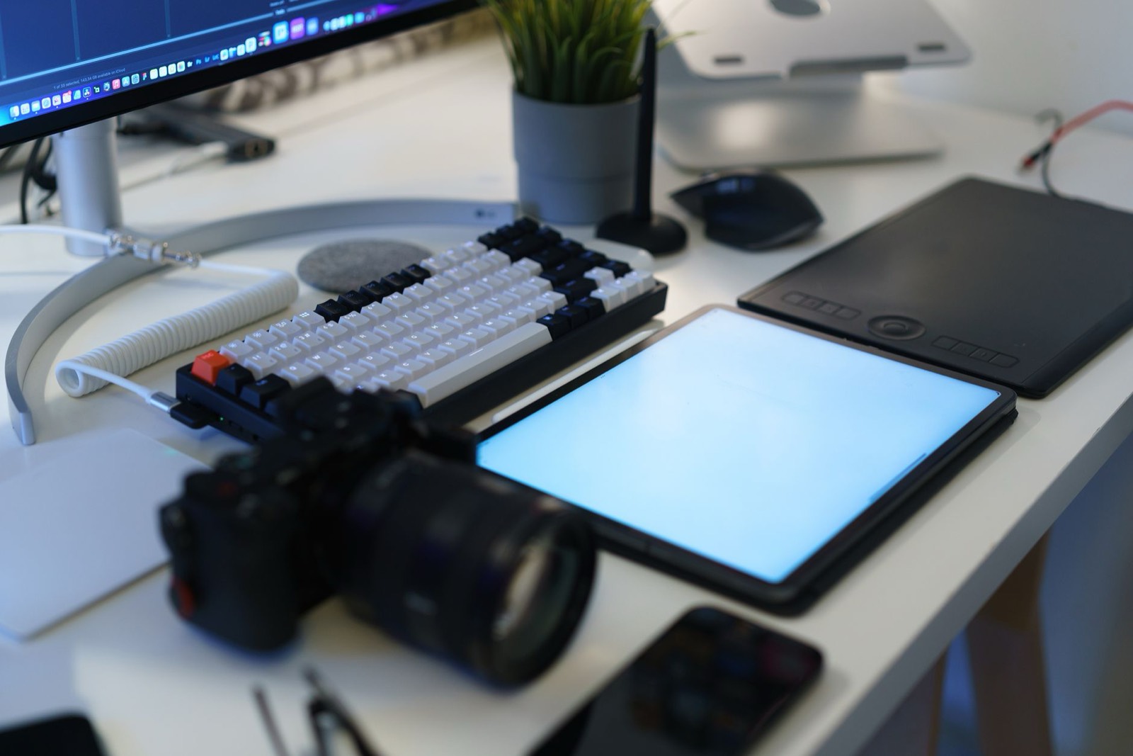 Un bureau de créateur de contenu avec un ordinateur ouvert sur un éditeur de site