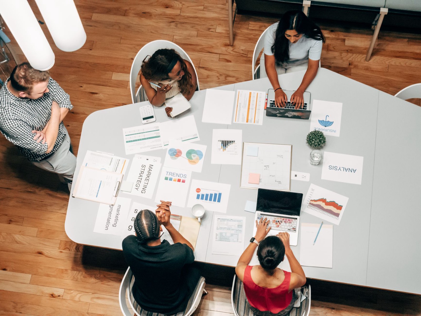 Équipe d'agence de communication en réunion à Lyon