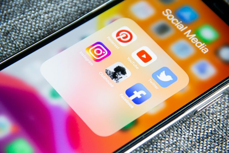 Loi Influenceurs 2 : Un Tournant Inéluctable pour les Créateurs et Marques