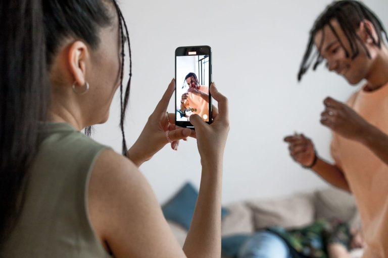 Influenceurs : comment la nouvelle loi peut bouleverser votre activité